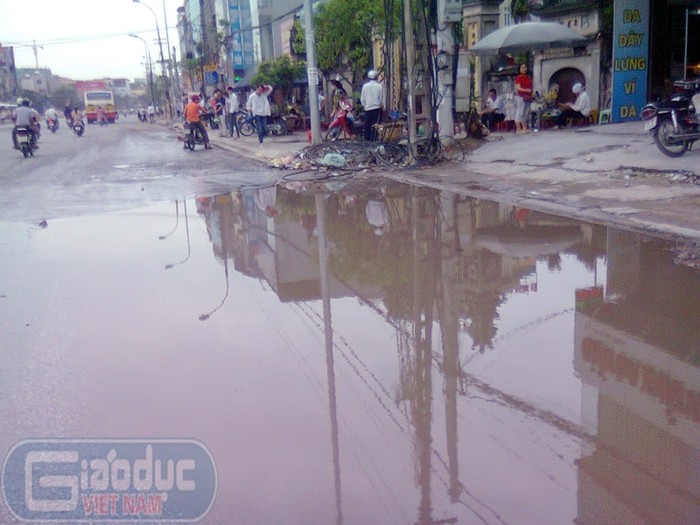Vũng nước sát bến xe bus đầu cầu vượt nối Phạm Văn Đồng - Xuân Thủy (Hà Nội).